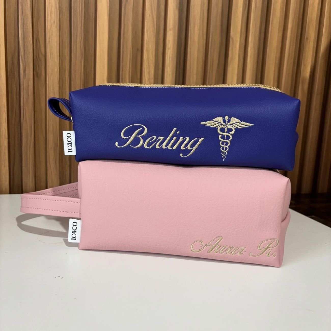 Estuches morado y rosado con nombres y caduceo médico bordados